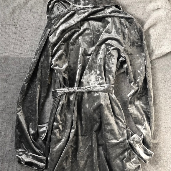 Size Small Grey Lounge Robe - Picture 4 of 4